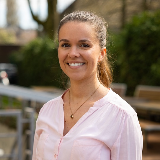 Frau Janine Gödecker