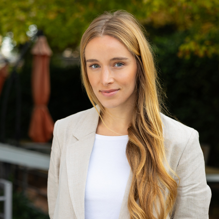 Frau Julia Eberhardt